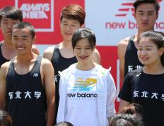 开云官方app入口-国际女子足球比赛备受瞩目，引发关注