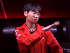 开云体育APP下载-T1碾压HLE，Knight开启传奇时刻顶尖较量全球总决赛，成为赛场最大亮点