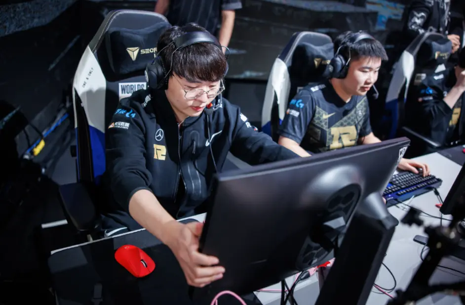 开云体育官网-MAD鏖战DFM,Bin团战一打五顶尖较量八强赛,点燃全场激情